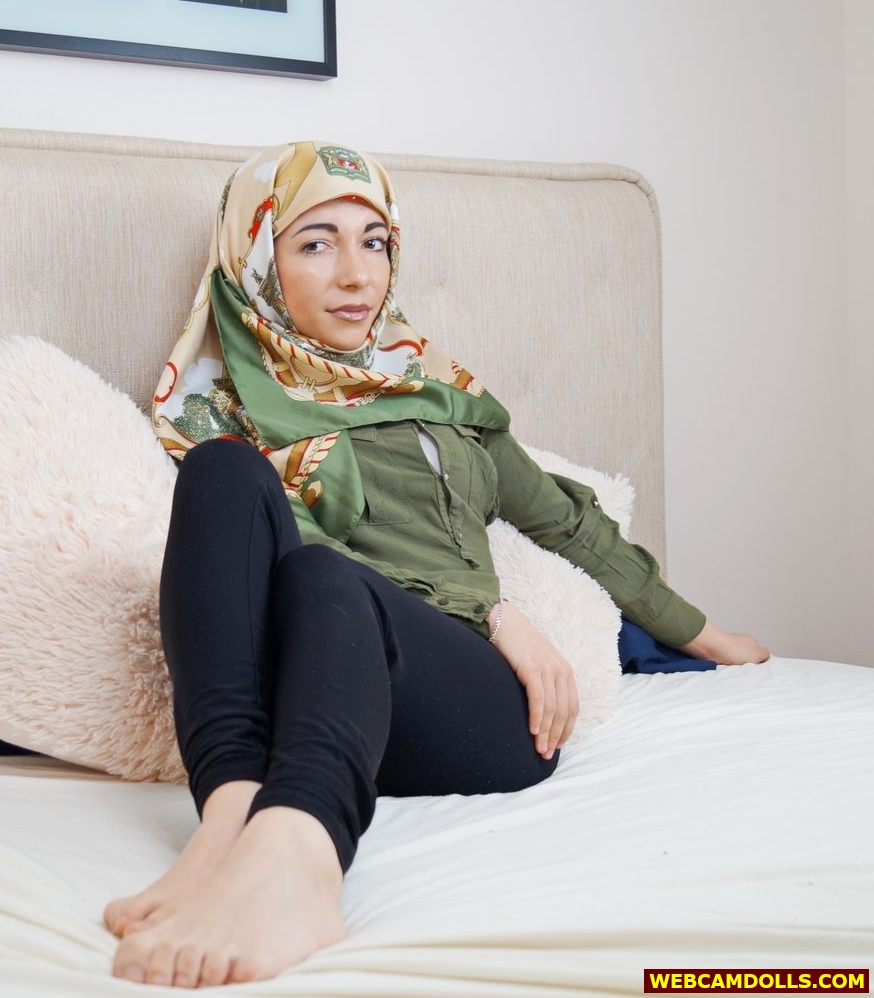 Arab Muslim Girl in Black Pants with Bare Feet on Webcamdolls
